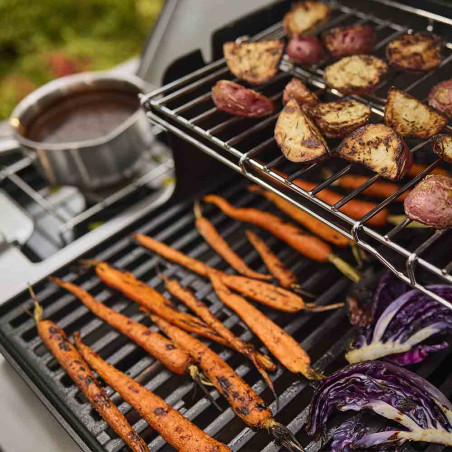 Cuisson d'aliments au réchaud et sur les deux niveaux de grilles du barbecue gaz Genesis E-335W Weber Cuisson d'aliments au réchaud et sur les deux niveaux de grilles du barbecue gaz Genesis E-335W Weber