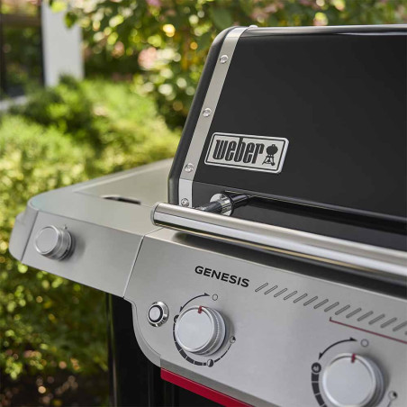Vue sur la tablette avec réchaud et la sear zone du barbecue gaz Genesis EP 335W Weber Vue sur la tablette avec réchaud et la sear zone du barbecue gaz Genesis EP 335W Weber