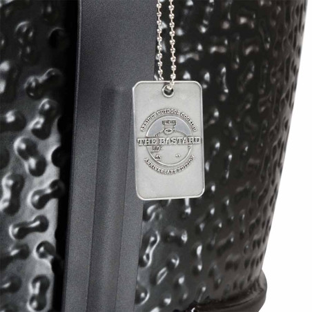 Détail du barbecue kamado The Bastard Anniversary Edition avec revêtement noir satiné inédit