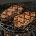 Cuisson de steaks sur le barbecue gaz Genesis E-435 Weber