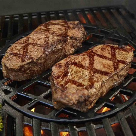 Cuisson de steaks sur le barbecue gaz Genesis E-435 Weber