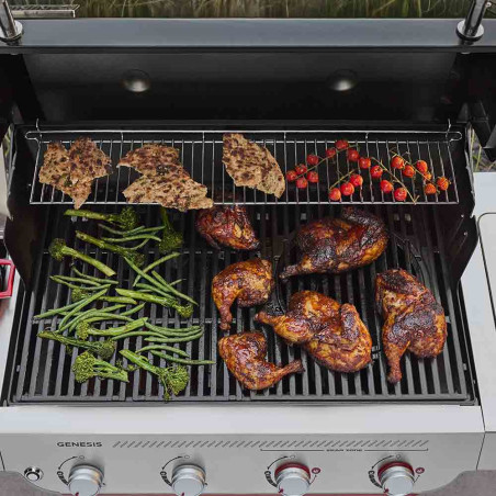 Cuisson vue du dessus sur le barbecue gaz Genesis E-435 Weber