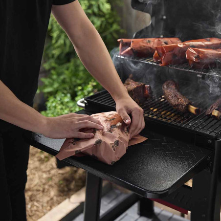 Utilisation de la tablette frontale du barbecue pellets Searwood 600 XL Weber