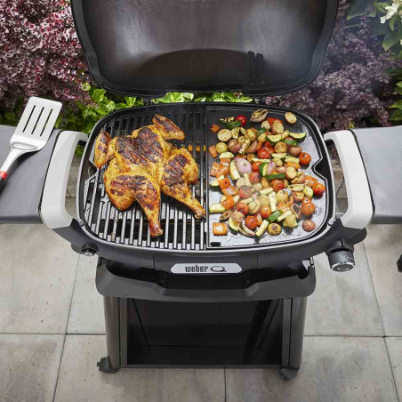 Demi plancha pour barbecue gaz Q 2800 N Serie en cours d'utilisation