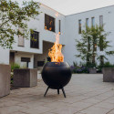 Brasero moon 45 Höfats pied bas allumé, sur une terrasse