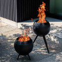 Vue sur les 2 braseros moon 45 Höfats black avec flammes