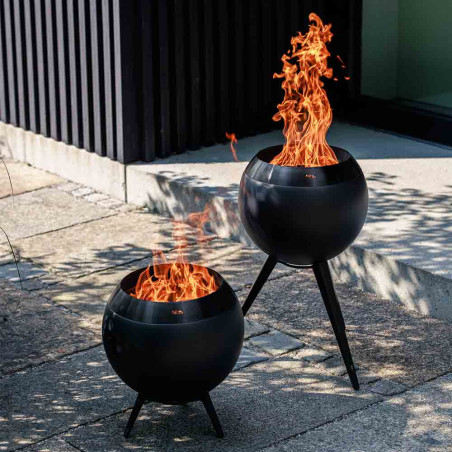 Vue sur les 2 braseros moon 45 Höfats black avec flammes