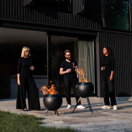 Attroupement autour de 2 brasero moon 45 Höfats black