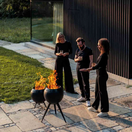 Visuel lifestyle avec braseros moon 45 Höfats black et flammes