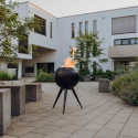 Brasero moon 45 Höfats pied haut avec flammes, sur une terrasse