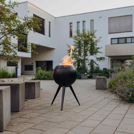 Brasero moon 45 Höfats pied haut avec flammes, sur une terrasse