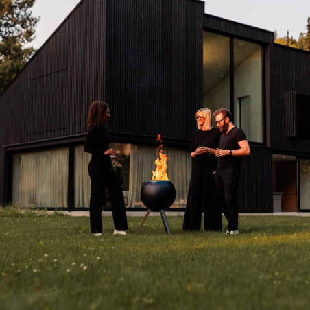 Visuel lifestyle avec brasero moon 45 Höfats black et flammes