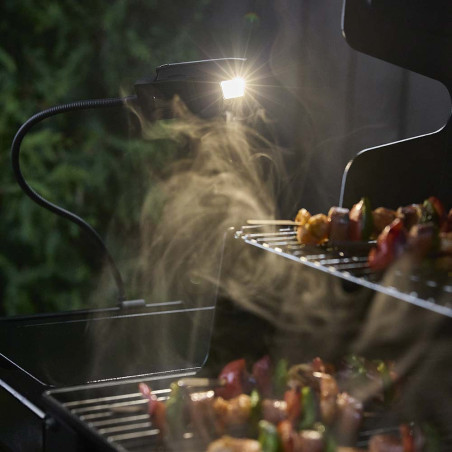 Lampe flexible Weber Works sur barbecue Weber