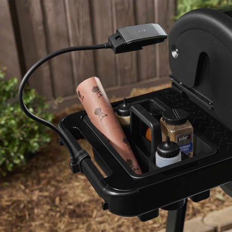 Lampe flexible Weber Works sur tablette de barbecue Weber