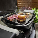 Vue de la cuisson sur plancha intégrale en fonte émaillée pour barbecue gaz Q 1000 N Weber Vue de la cuisson sur plancha intégrale en fonte émaillée pour barbecue gaz Q 1000 N Weber