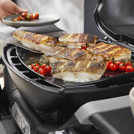 Poissons et tomates sur la plancha intégrale en fonte émaillée pour barbecue gaz Q 1000 N Weber Poissons et tomates sur la plancha intégrale en fonte émaillée pour barbecue gaz Q 1000 N Weber
