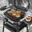 Préparation de repas sur la plancha intégrale en fonte émaillée pour barbecue gaz Q2000N Weber