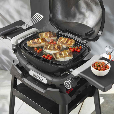 Préparation de repas sur la plancha intégrale en fonte émaillée pour barbecue gaz Q2000N Weber