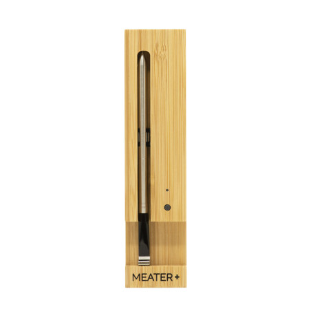 Sonde de cuisson sans fil MEATER Plus dans sa station de rechargement en bambou