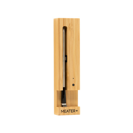 Sonde de cuisson pour barbecue MEATER Plus, rangée dans sa station de rechargement en bambou design Sonde de cuisson pour barbecue MEATER Plus, rangée dans sa station de rechargement en bambou design