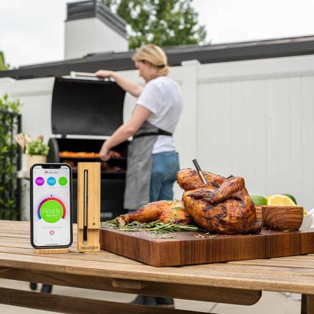 Sonde MEATER Plus et smartphone avec application sur une table Sonde MEATER Plus et smartphone avec application sur une table