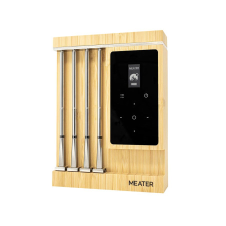 4 sondes connectées MEATER Pro XL dans leur station de rechargement en bambou avec écran 4 sondes connectées MEATER Pro XL dans leur station de rechargement en bambou avec écran
