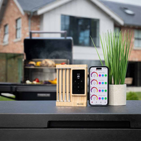 Visuel lifestyle du thermomètre MEATER Pro XL avec application sur smartphone Visuel lifestyle du thermomètre MEATER Pro XL avec application sur smartphone