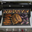Vue sur le dessus des grilles de cuisson avec aliments du barbecue gaz Genesis EP-435