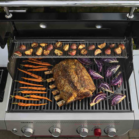 Vue sur le dessus des grilles de cuisson avec aliments du barbecue gaz Genesis EP-435