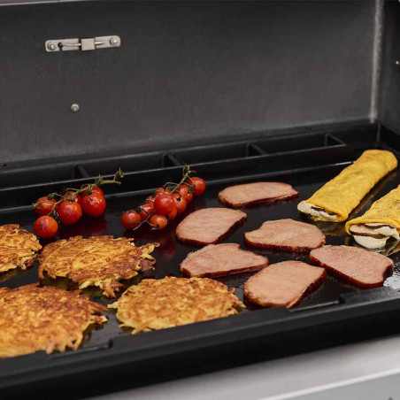 Plancha en cours d'utilisation sur le barbecue gaz Genesis EP-435