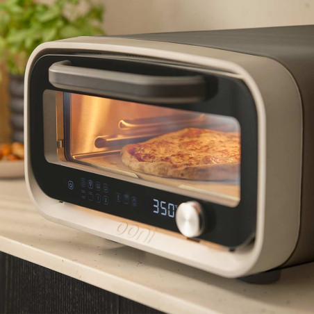 Vue sur la cuisson en cours du four à pizza électrique Volt 2 Ooni