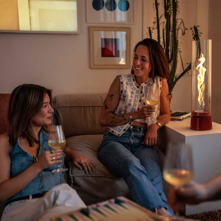 Visuel lifestyle - Utilisation en intérieur de la lampe de table SPIN air 1200 Hofats rouge émail