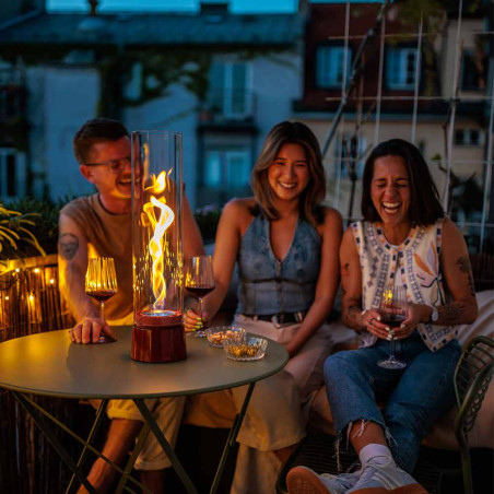 Utilisation en extérieur de la lampe de table SPIN air 1200 Hofats rouge émail