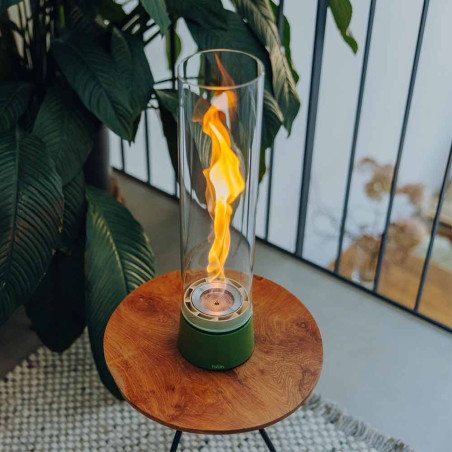 Lampe de table SPIN air 1200 Hofats vert émail sur une table
