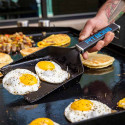 Utilisation de la pelle du kit de préparation petit-déjeuner Pit Boss à la plancha Utilisation de la pelle du kit de préparation petit-déjeuner Pit Boss à la plancha