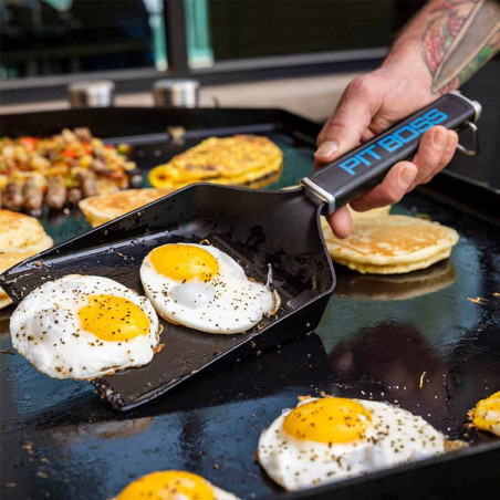 Utilisation de la pelle du kit de préparation petit-déjeuner Pit Boss à la plancha Utilisation de la pelle du kit de préparation petit-déjeuner Pit Boss à la plancha