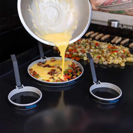 Cuisson d'une omelette avec les moules du kit de préparation pour petit-déjeuner à la plancha Pit Boss Cuisson d'une omelette avec les moules du kit de préparation pour petit-déjeuner à la plancha Pit Boss