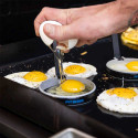Oeufs au plat cuit avec les moules du kit de préparation pour plancha Pit Boss Oeufs au plat cuit avec les moules du kit de préparation pour plancha Pit Boss