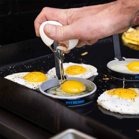 Oeufs au plat cuit avec les moules du kit de préparation pour plancha Pit Boss Oeufs au plat cuit avec les moules du kit de préparation pour plancha Pit Boss