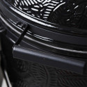 Vue sur la poignée et le revêtement noir brillant avec motif feuilles du Kamado Kamal 1.0 XL Barbecook Vue sur la poignée et le revêtement noir brillant avec motif feuilles du Kamado Kamal 1.0 XL Barbecook