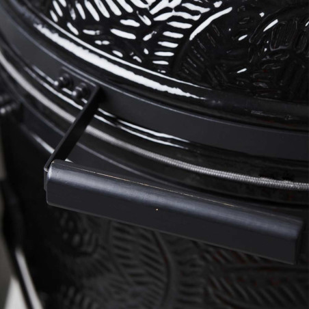 Vue sur la poignée et le revêtement noir brillant avec motif feuilles du Kamado Kamal 1.0 XL Barbecook Vue sur la poignée et le revêtement noir brillant avec motif feuilles du Kamado Kamal 1.0 XL Barbecook