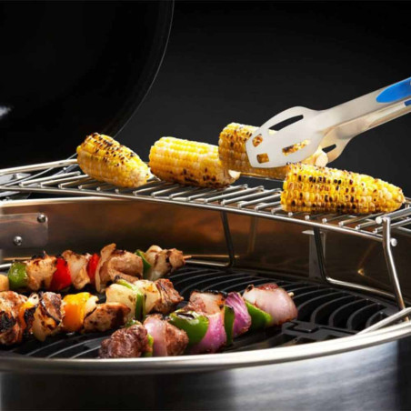 Utilisation d'une grille réchaud en inox pour cuisiner des légumes dans un kettle 57 cm Napoléon