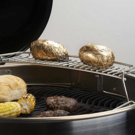 Utilisation d'une grille de réchaud en inox pour réchauffer des aliments dans un kettle 57 cm Napoléon
