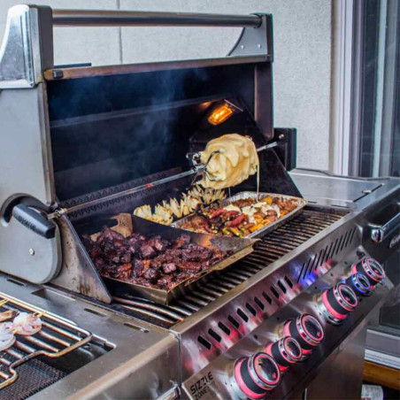 Utilisation d'une fourche à viande dans un barbecue gaz Napoléon