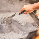 Nettoyage plaque de cuisson plancha avec boule en inox Forge Adour Nettoyage plaque de cuisson plancha avec boule en inox Forge Adour