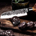 Santoku Olive Forged qui tranche un saucisson