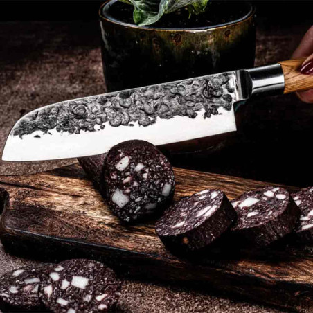 Santoku Olive Forged qui tranche un saucisson