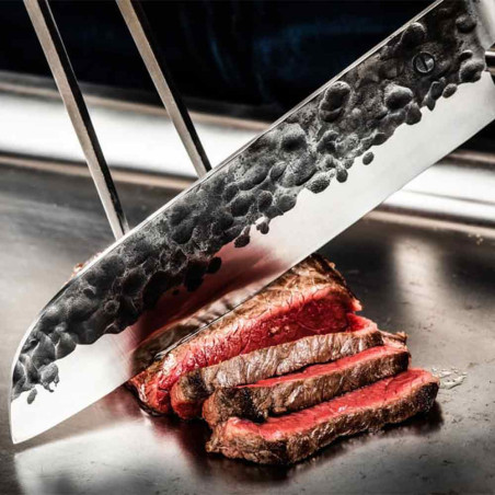 Couteau Santoku 18 cm Olive Forged coupant un morceau de viande saignant