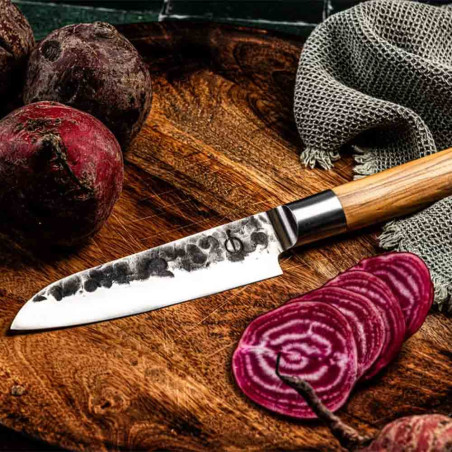 Oignon émincé avec le Santuko 14 cm Olive Forged