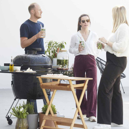 Barbecue kamado Kamal 1.0 XL noir mat ø53 cm sur une terrasse